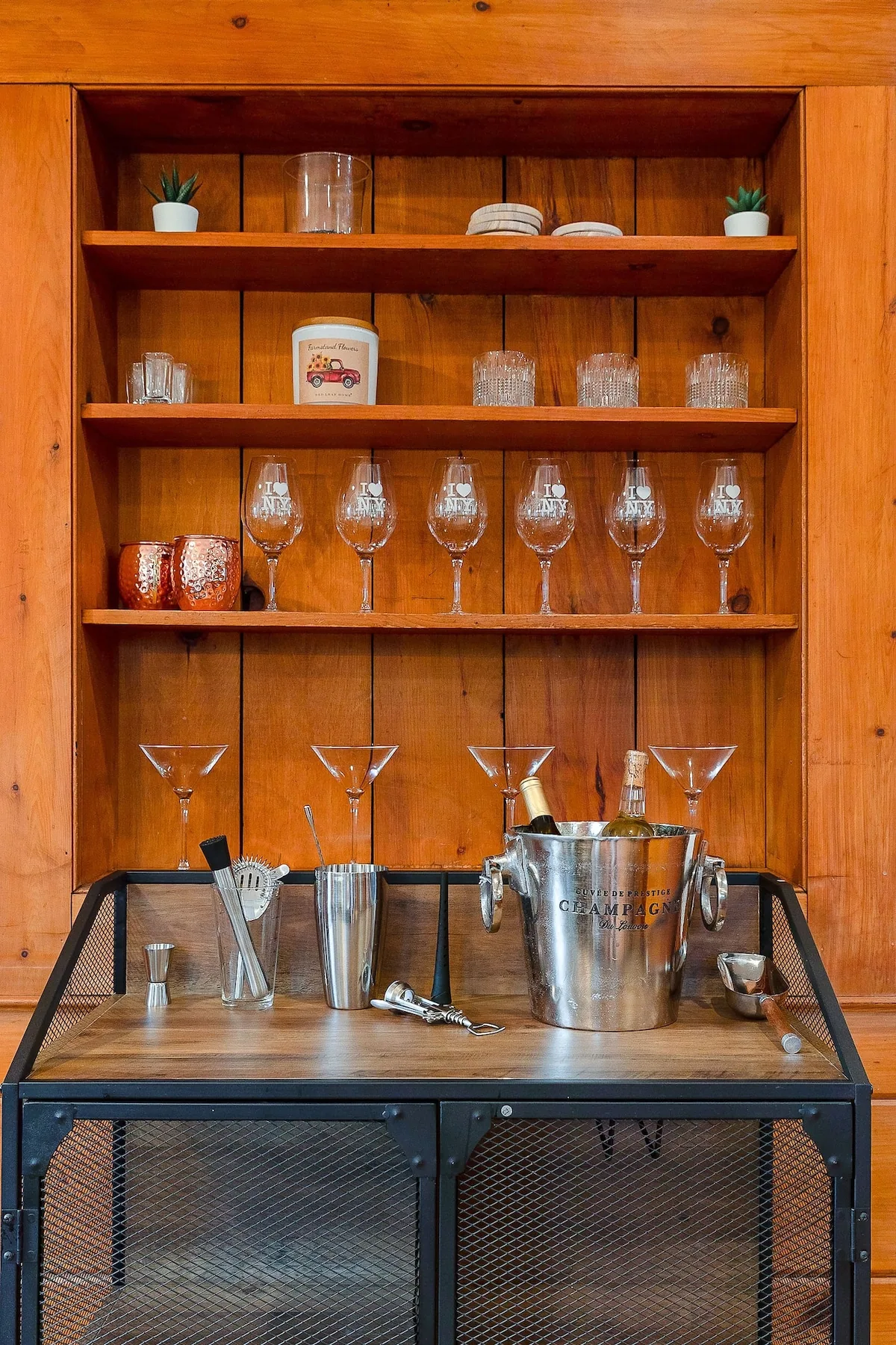 Built-in glassware and cocktail station